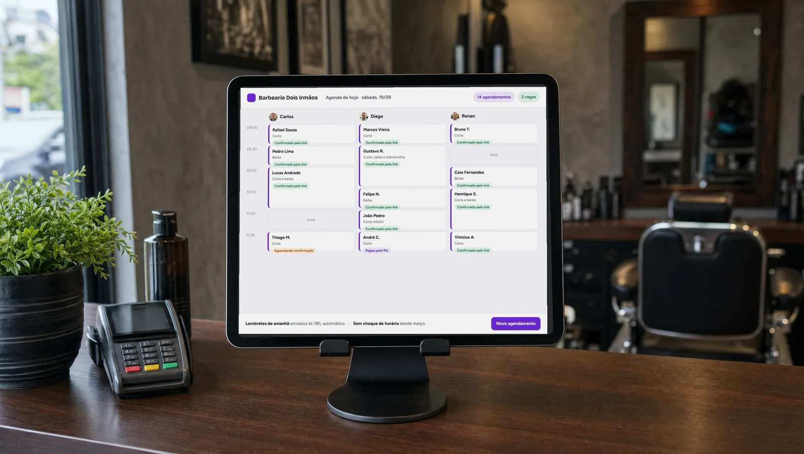 A agenda de uma barbearia num tablet no balcão, com os horários marcados pelo link próprio