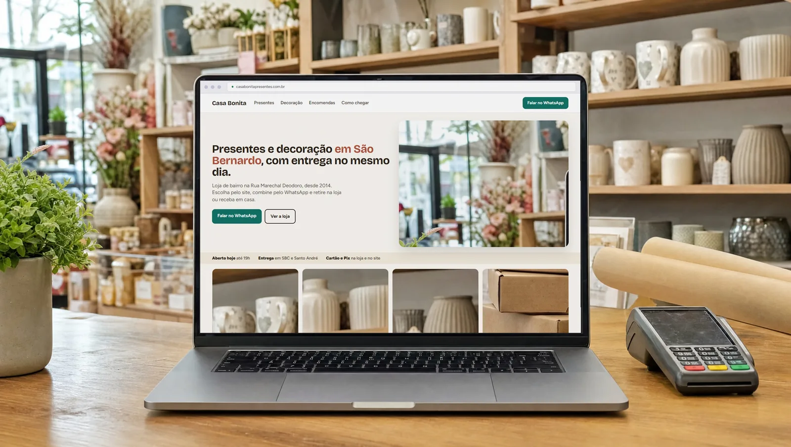 A tela de um site próprio, no domínio do negócio, aberta no computador da loja
